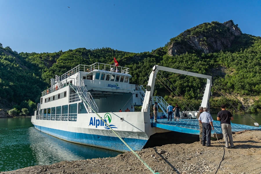 Lac Koman : ferry-boat