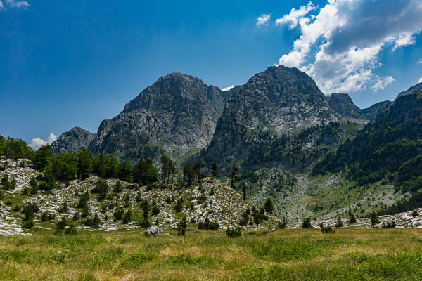 Maja e Čokištes, 2353 m, et Maja e Bojës, 2461 m