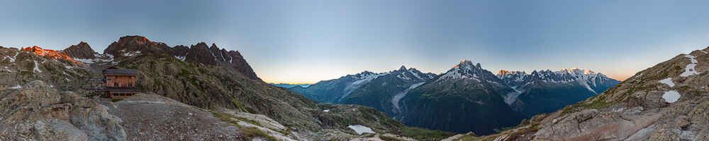 Massif du Mont-Blanc depuis le lac Blanc