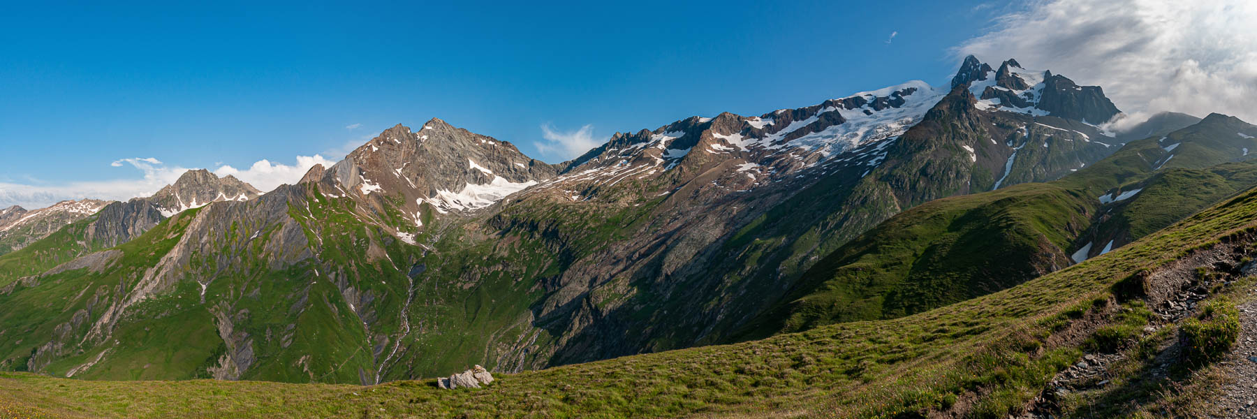 En montant au col de la Seigne : panorama du col des Fours à l'aiguille des Glaciers