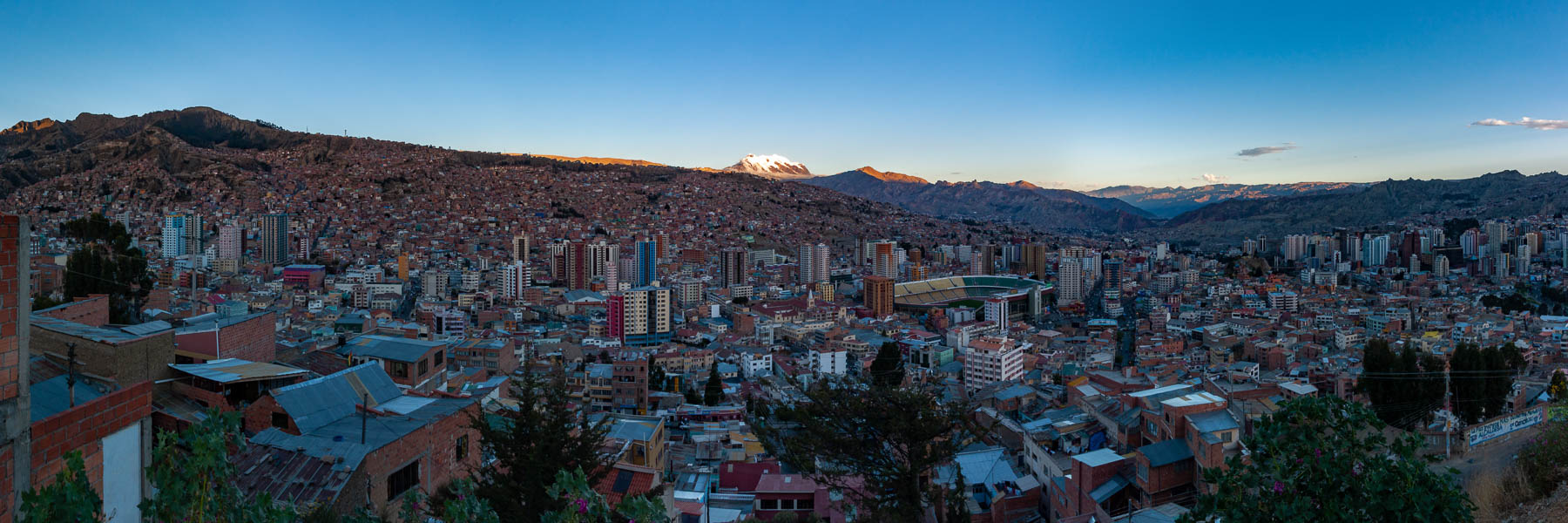 La Paz : point de vue de Killi Killi le soir, au loin l'Illimani, 6462 m