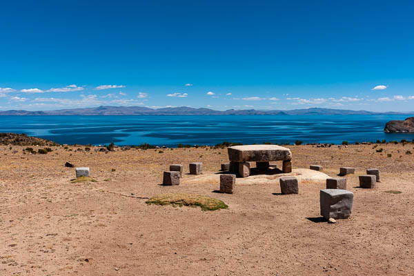 Lac Titicaca, île du Soleil, site inca : table de sacrifice