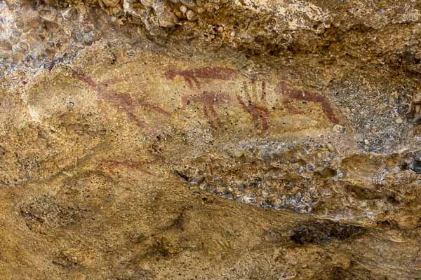 Abri sous roche  : peintures rupestres
