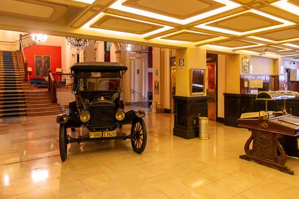 Lima : Gran Hotel Bolivar, réception, Ford T 1920