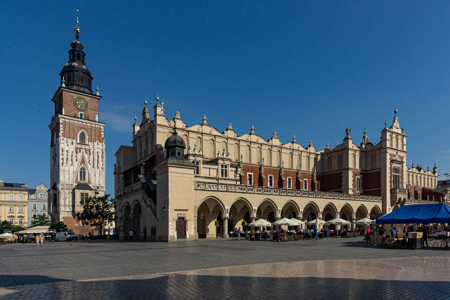 Cracovie : Rynek Główny, halle aux Draps