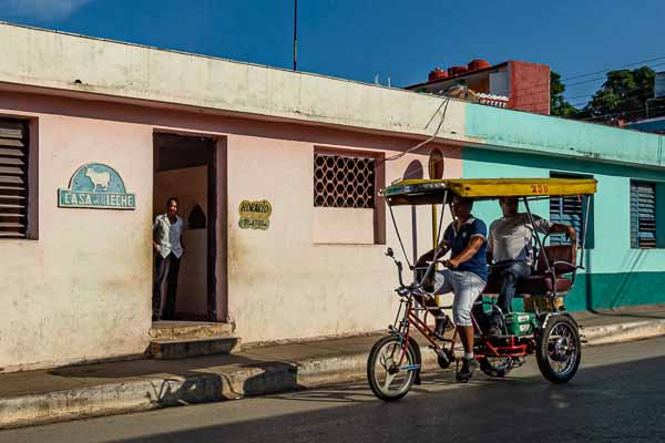 Trinidad : laiterie et cyclo-pousse
