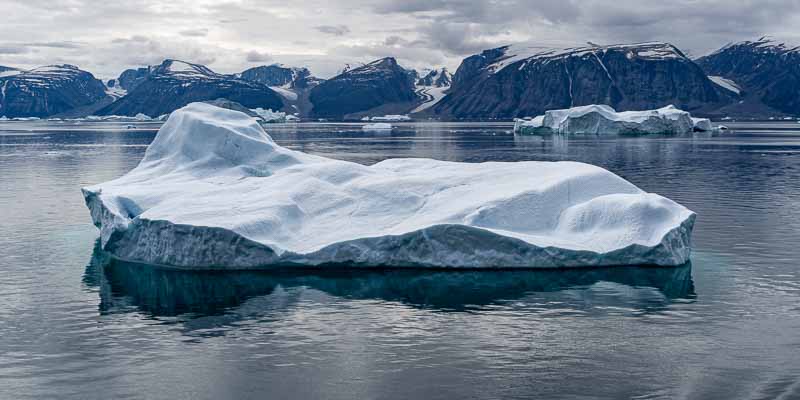 Fjord d'Uummannaq : péninsule Nuussuaq, icebergs