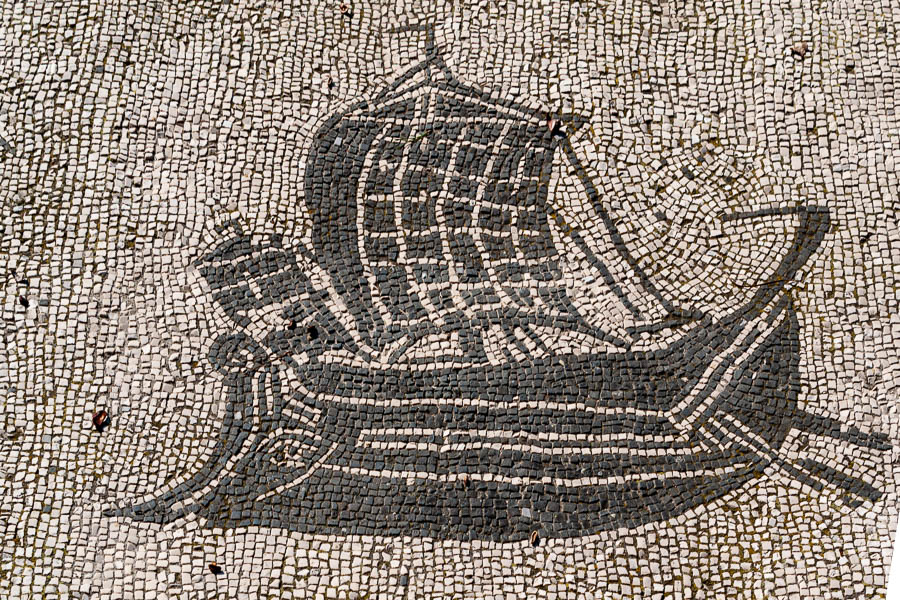 Ostia Antica : place des corporations, navire