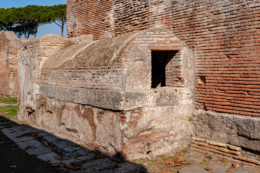 Ostia Antica : fontaine publique