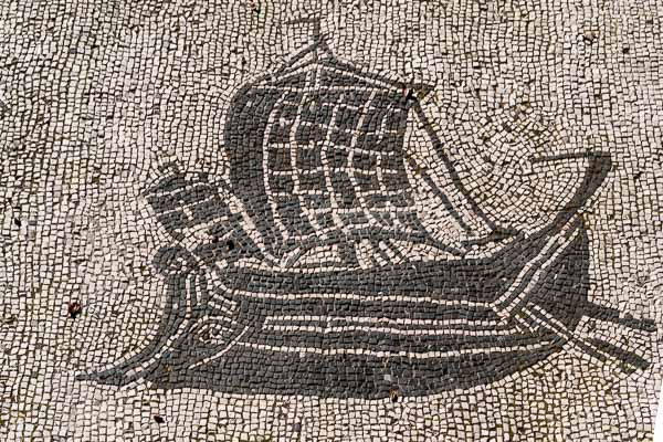 Ostia Antica : place des corporations, navire
