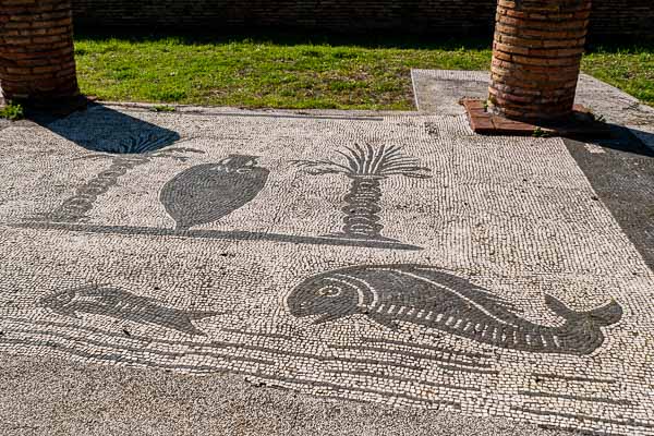 Ostia Antica : place des corporations, amphore, poissons