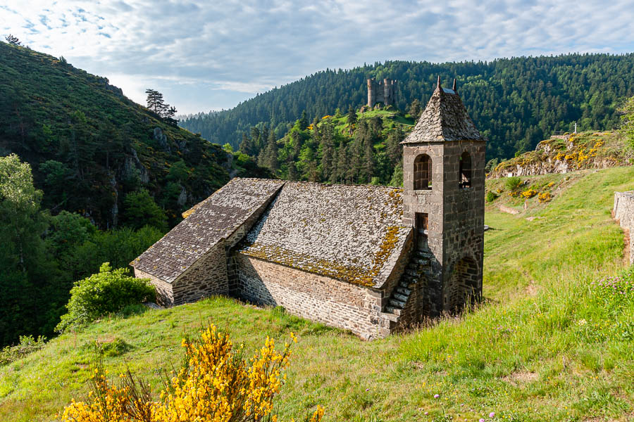 Cantal : église et château d