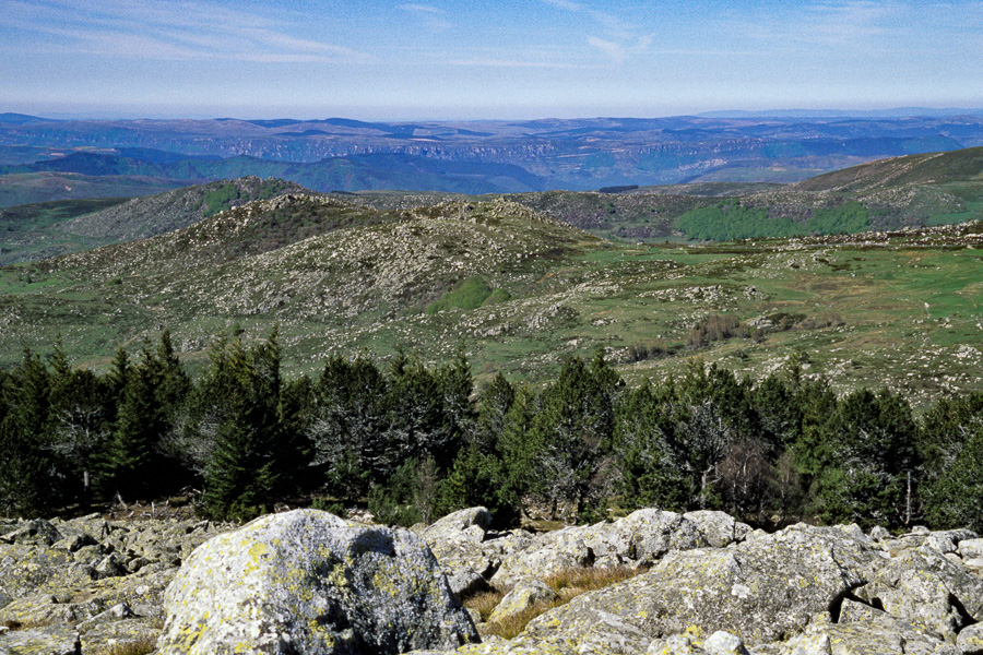 Vue sud-ouest du col de Finiels, au loin les Causses