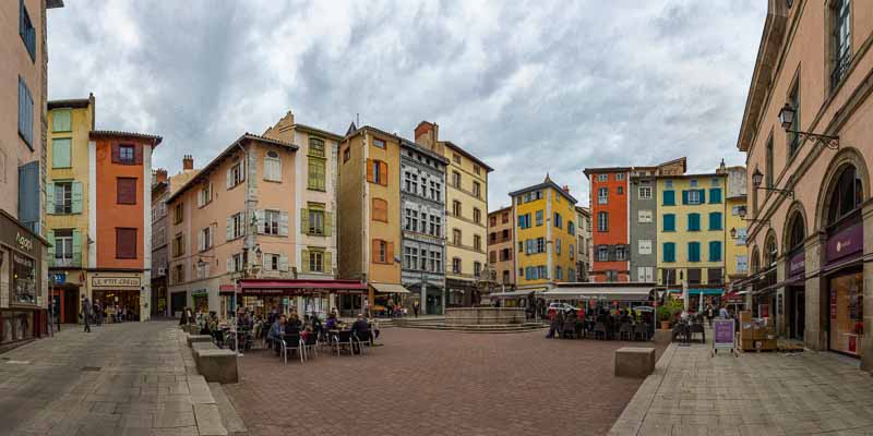 Le Puy-en-Velay : place du Plot