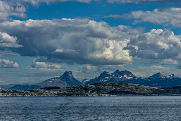 Montagnes au-dessus de Bodø