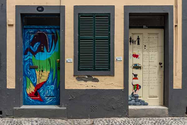 Funchal,  vieille ville : portes peintes