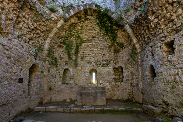 Peyrepertuse : enceinte basse, donjon vieux, église Sainte Marie