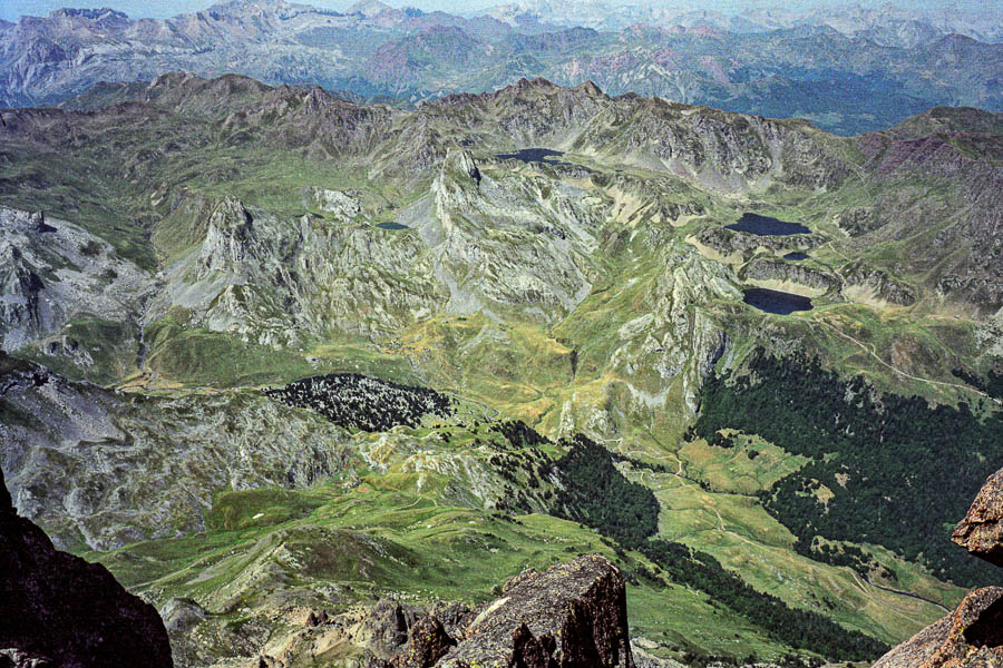 Pic du Midi d'Ossau, 2884 m, vue ouest : lacs d'Ayous