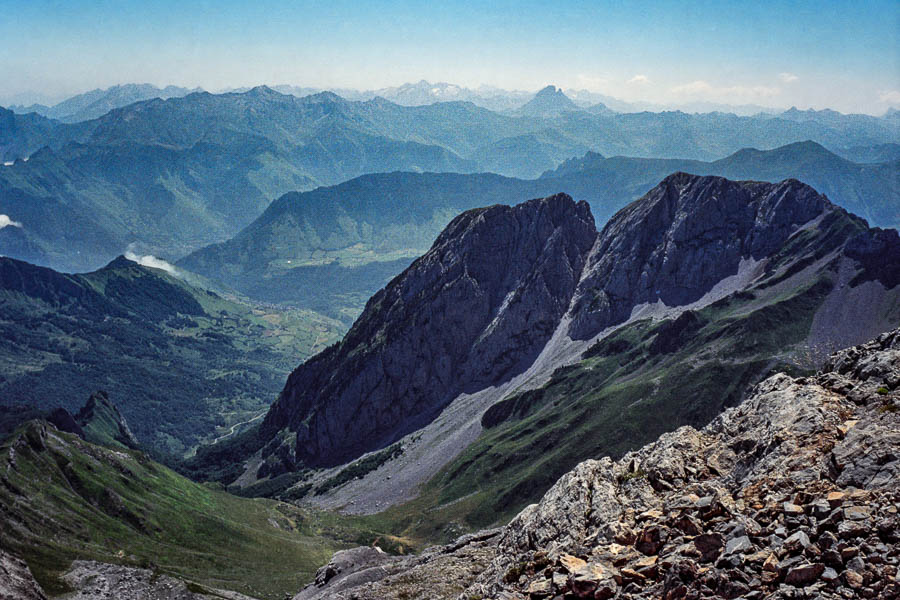 Pic d'Anie, 2504 m : le Billare, vallon d'Anaye, au loin Balaïtous et Ossau