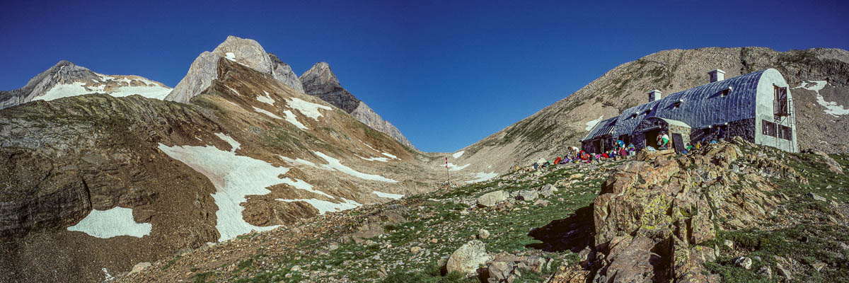 Refuge de Bayssellance, 2651 m, et hourquette d'Ossoue, 2734 m