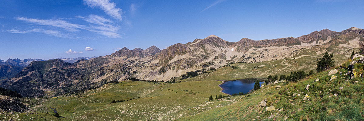 Panorama du col entre lac Rosari supérieur et lac d'Airoto