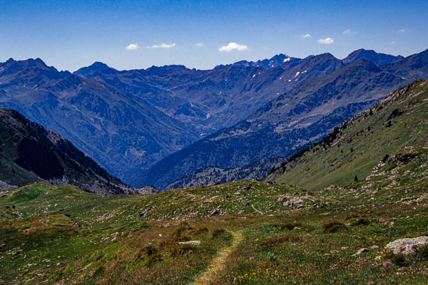 Andorre, descente vers El Serrat, au loin la pica d'Estats