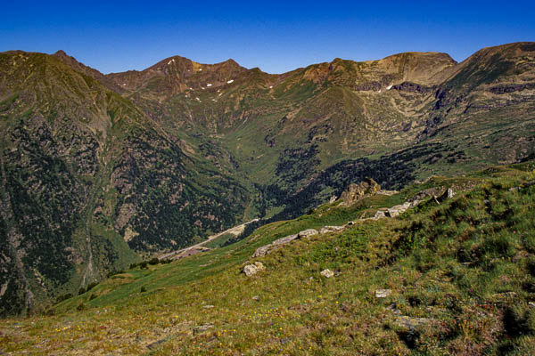 Andorre : col de la Mine depuis le Clot Sord, au fond pic de Serrera, 2912 m