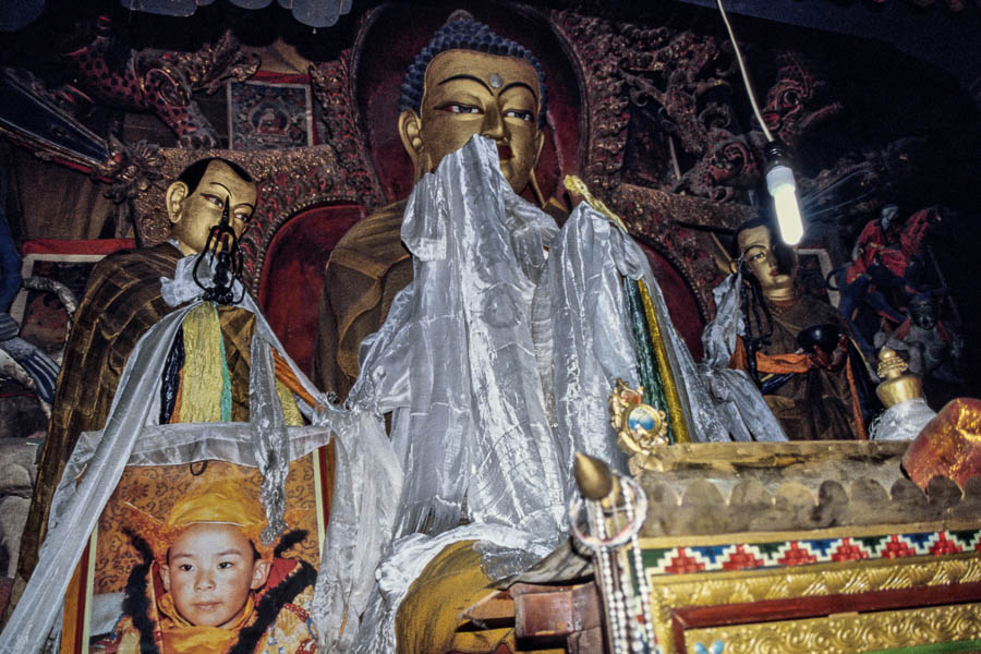 Gyantse : Kumbum, Shakyamuni entouré de ses disciples Shariputra et Maudgalyayana
