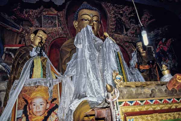 Kumbum : Shakyamuni entouré de ses disciples Shariputra et Maudgalyayana