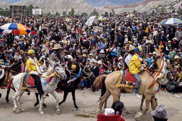 Festival de Gyantse : défilé, cavaliers