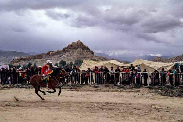 Festival de Gyantse : courses de chevaux