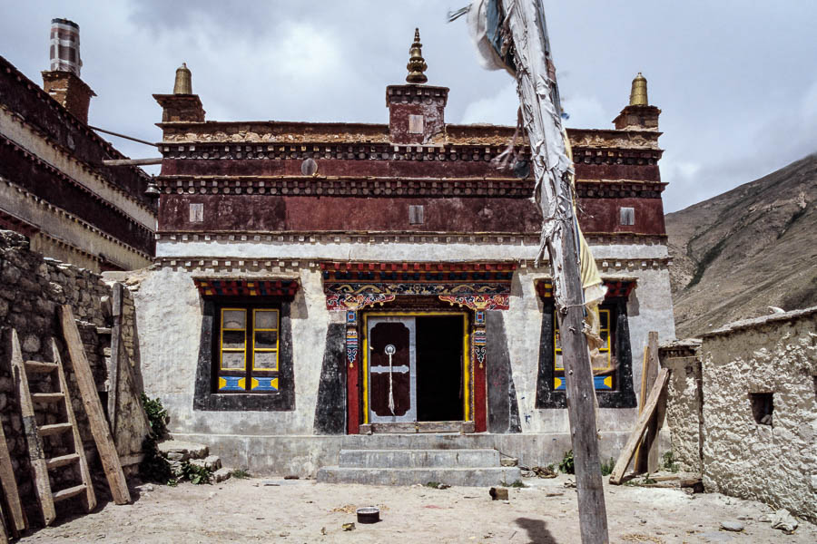 Village près de Nyalam : temple de la grotte de Milarepa