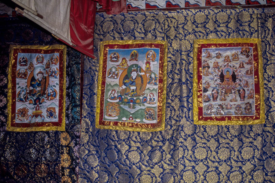 Monastère de Chiu : grande salle, thangkas