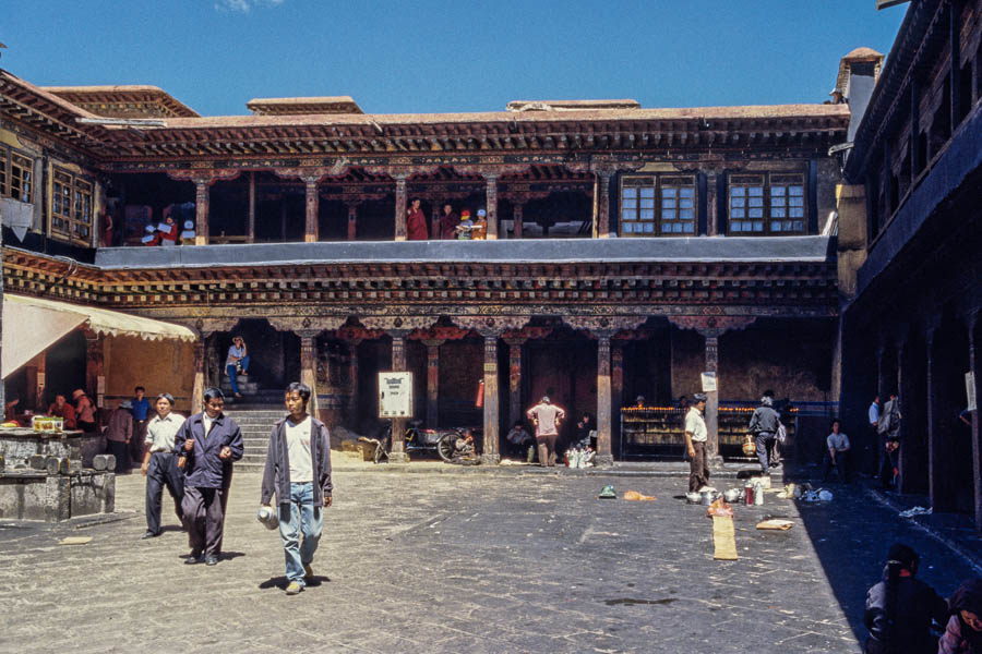 Lhasa : Jokhang, cour intérieure