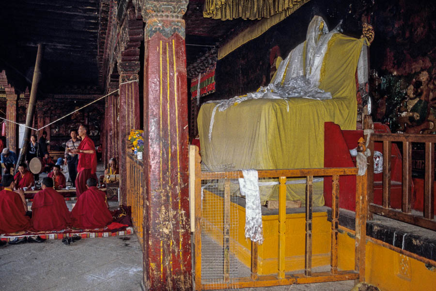 Lhasa : Jokhang, trône du dalaï-lama