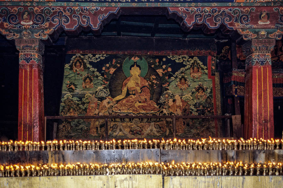 Lhasa : Jokhang, lampes à beurre et fresque de Bouddha