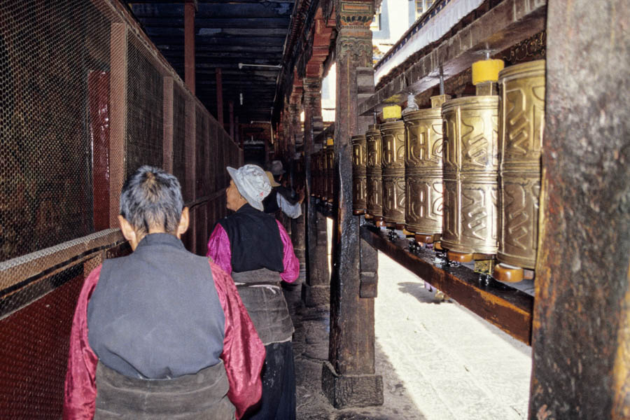 Lhasa : Jokhang, moulins à prières