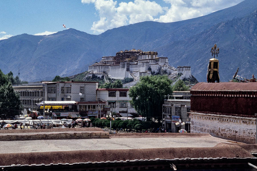 Lhasa : Jokhang, toits et Potala