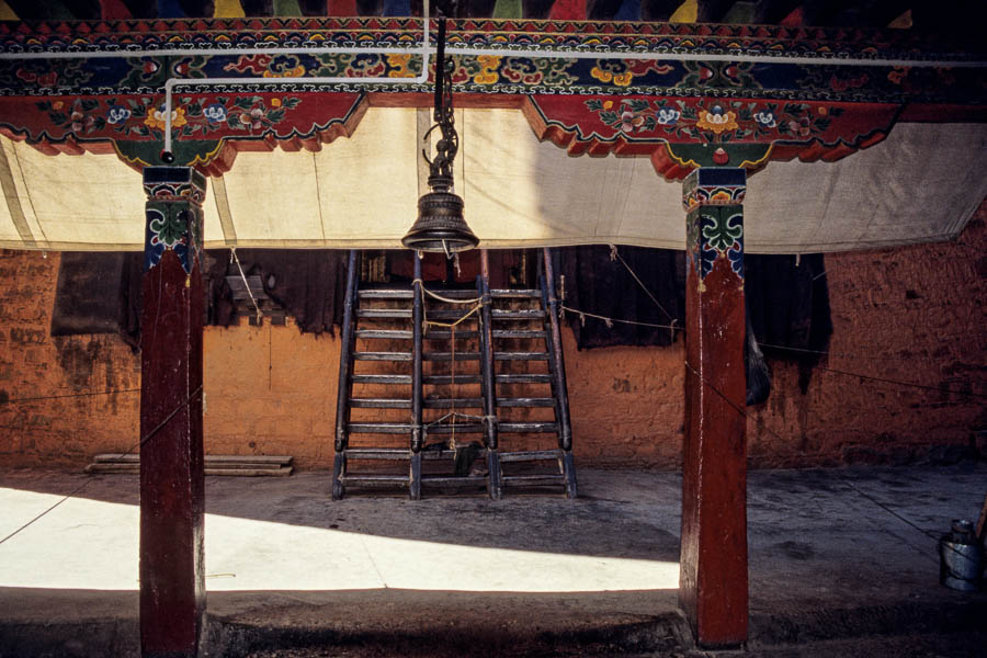 Shigatse : monastère de Tashilhunpo, escalier menant à la statue géante de Maitreya