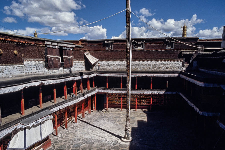 Shigatse : monastère de Tashilhunpo, cour du grand temple