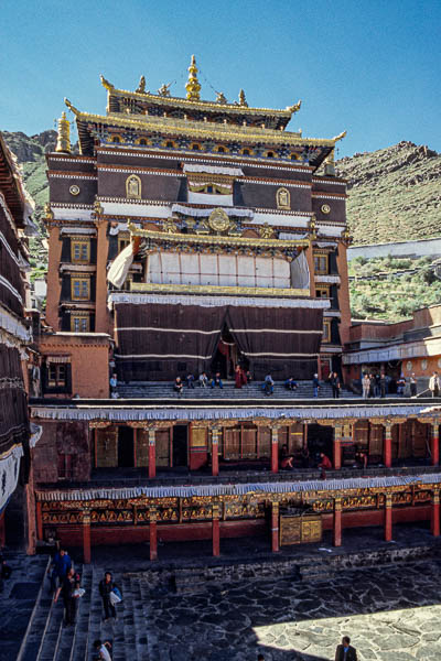 Shigatse : monastère de Tashilhunpo, cour du grand temple