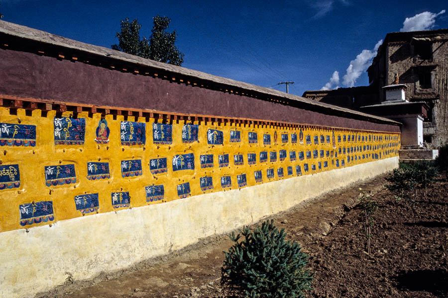 Shigatse : monastère de Tashilhunpo, mantras sur un mur