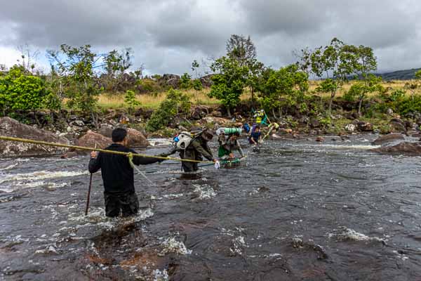 Rio Kukenan : traversée à gué