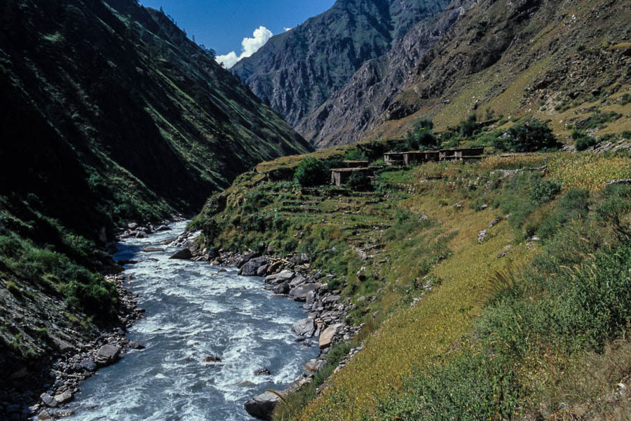 Hameau et rivière entre Dunai et Tarakot