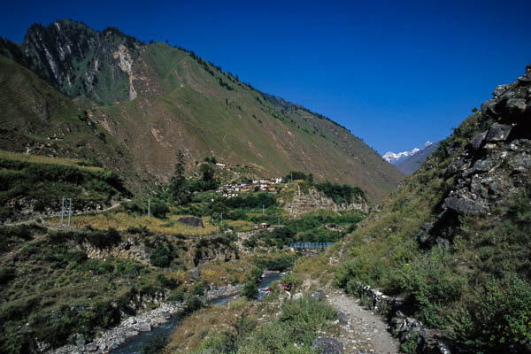 Village du Haut Dunai et pont sur la Thuli Bheri