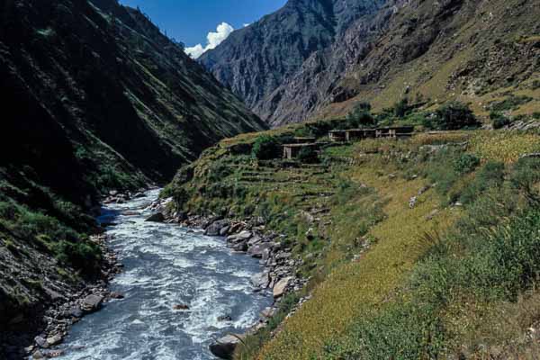 Hameau et rivière entre Dunai et Tarakot