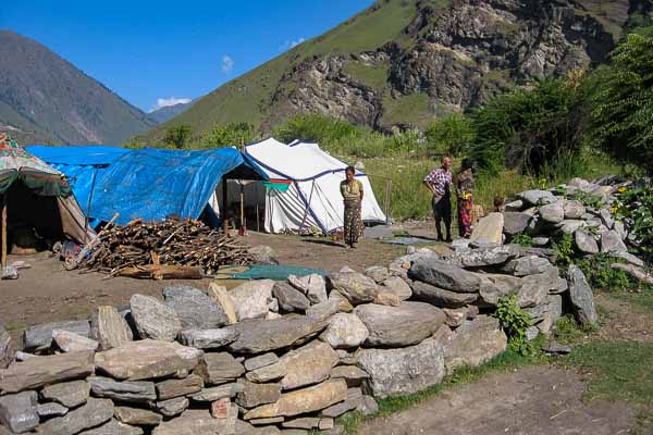 Mur de manis et tentes de Tibétains