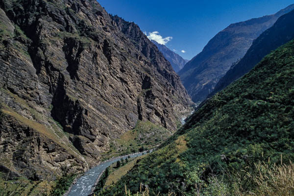 Rivière et falaise entre Tarakot et Khanigaon