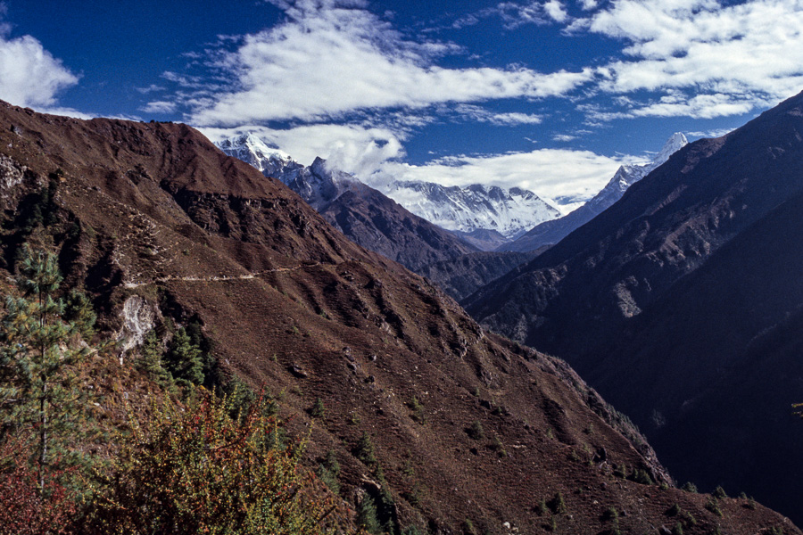 Sentier à flanc de montagne devant Sagarmatha (l'Everest) et l'Ama Dablam