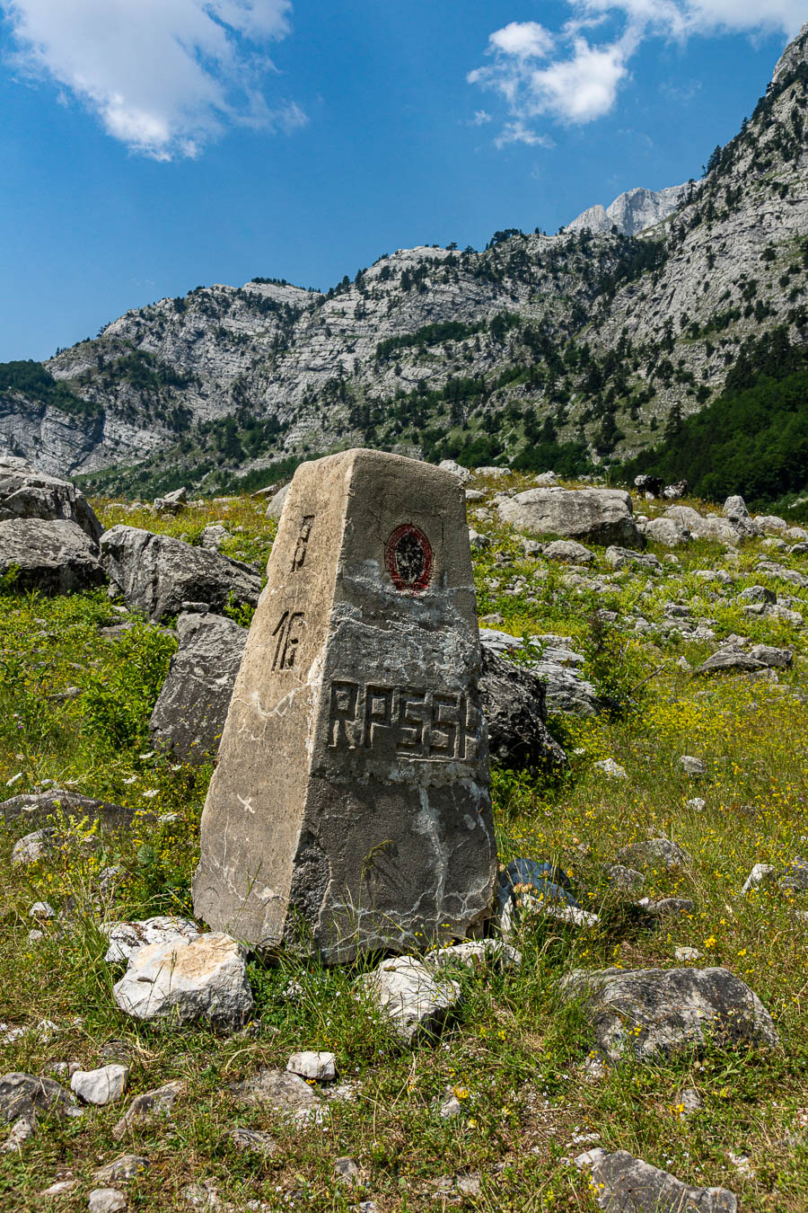 Borne frontière entre Monténégro et Albanie